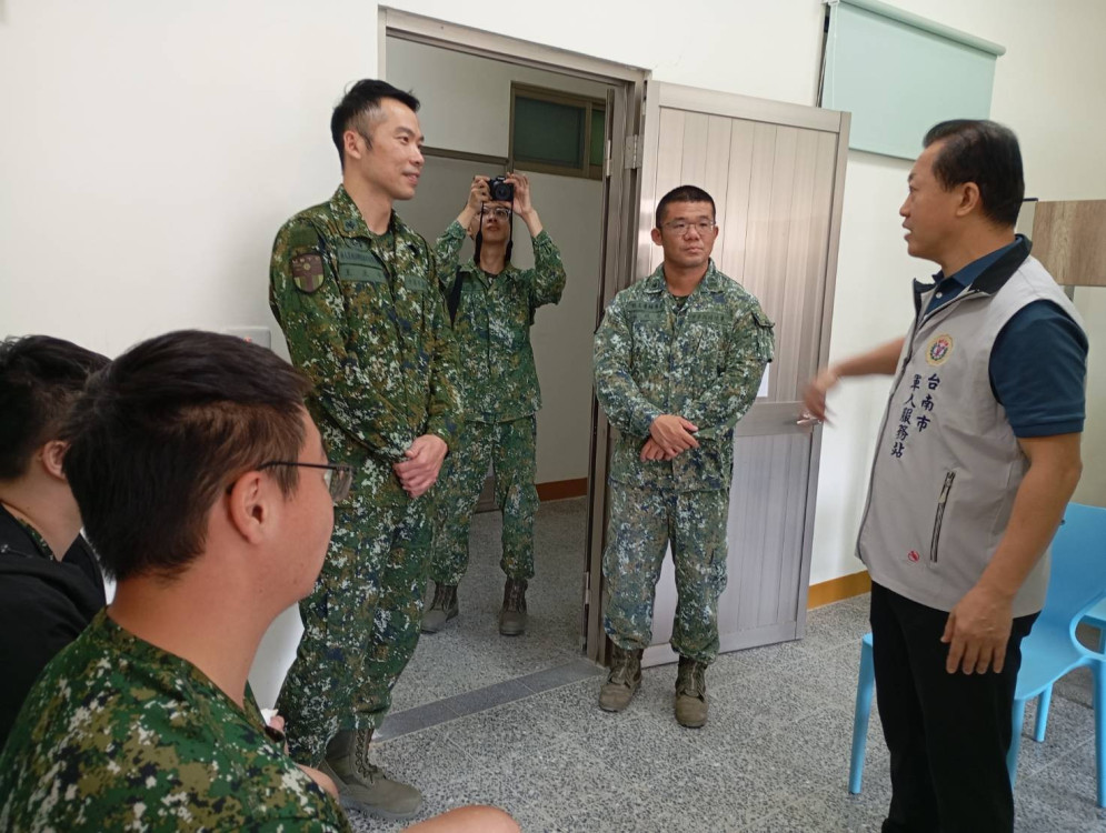 陸軍士兵車禍受傷 台南軍人服務站前往慰問