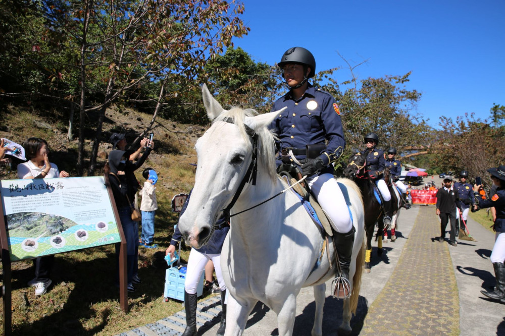 駿馬笑笑羊現身高山  清境牧鄉踩街同慶火把節