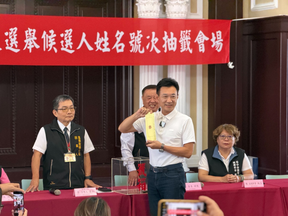 江啟臣抽中3號互摸鼻子添福氣！夫妻首合體披彩帶 「徒步掃街聽民意」
