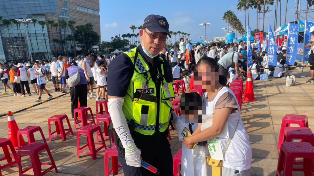路跑萬人潮中溫馨插曲   前鎮警方維安兼尋回走失童