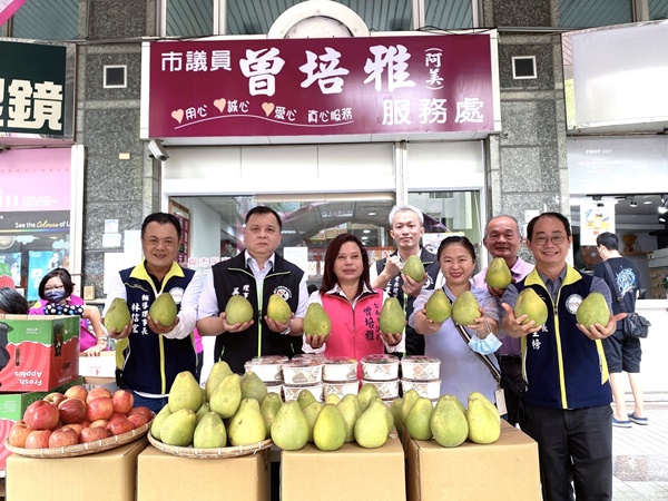 中秋前夕驗光眼鏡工會與愛心小農  力挺東區弱勢學童，捐贈500顆柚子給孩子驚喜