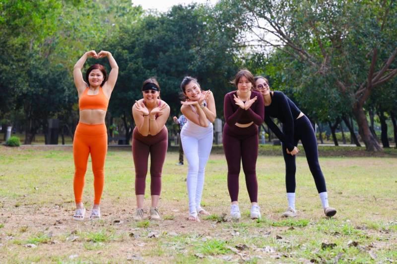 越籍企管碩士新住民在臺找到天賦 分享健康推廣大笑瑜珈