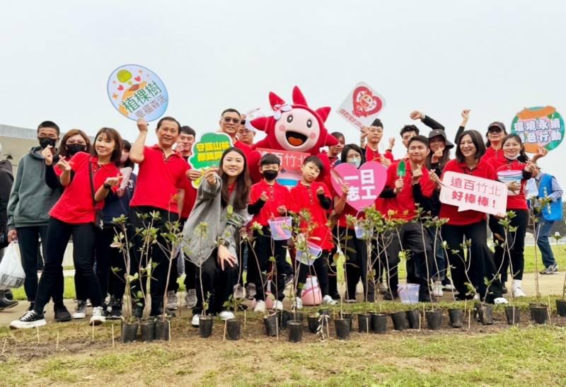 竹縣植樹活動公私協力一起集點樹!　 竹北遠百等企業及近千民眾種植台灣原生植物