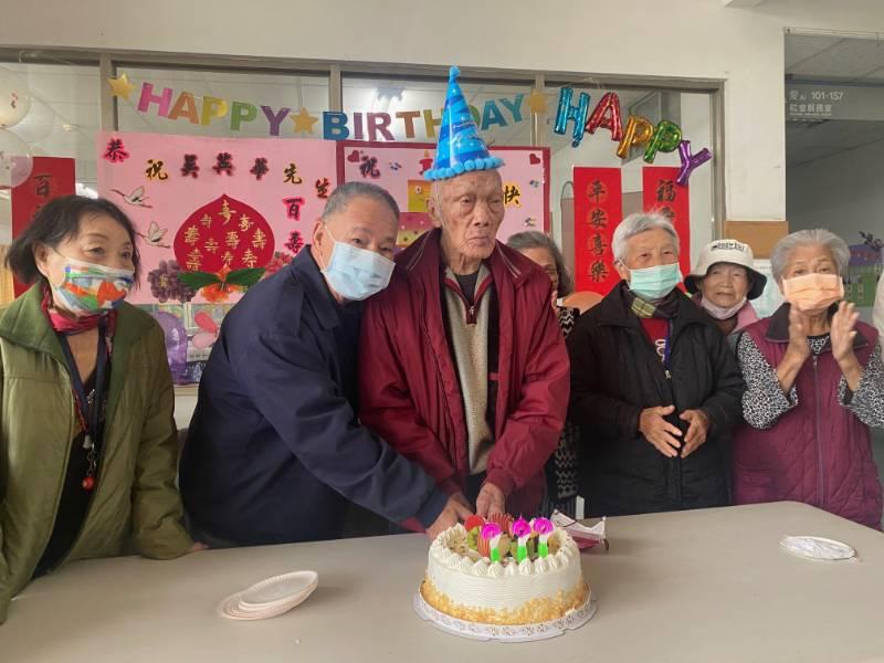 102歲榮民吳英華嵩壽 白河榮家貼心安排慶生會
