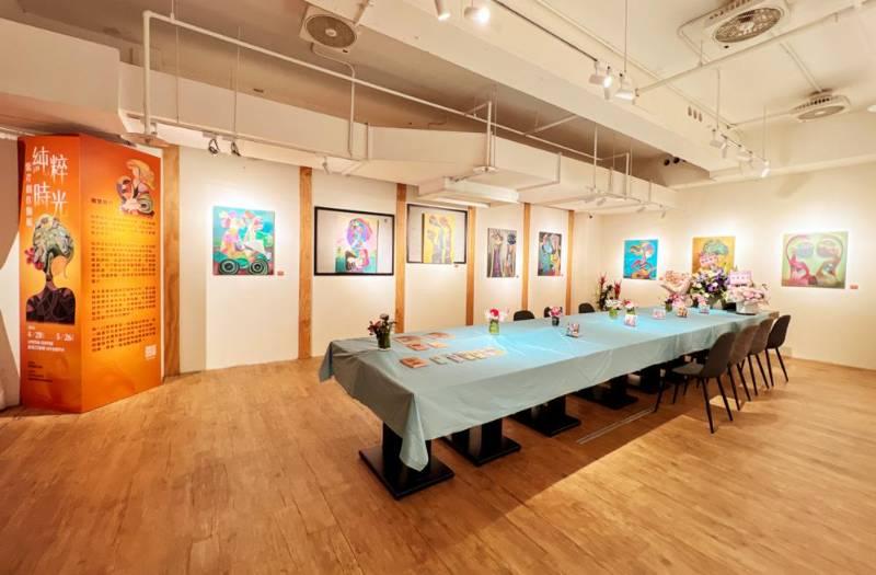 發掘畫作線條色彩的故事　「純粹時光」紫芹藝術個展即日起至5/26竹市路易莎武陵店展出