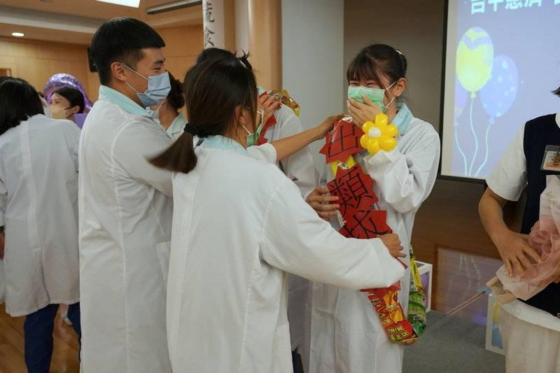 台中慈院護師節表揚40年護理師 推動留任率 