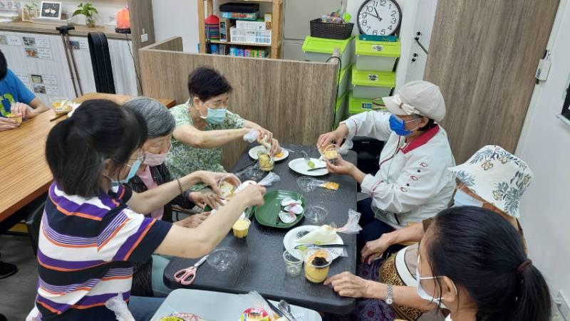 體驗當烘焙師 社區爺奶伴身障日照學員手作蛋糕