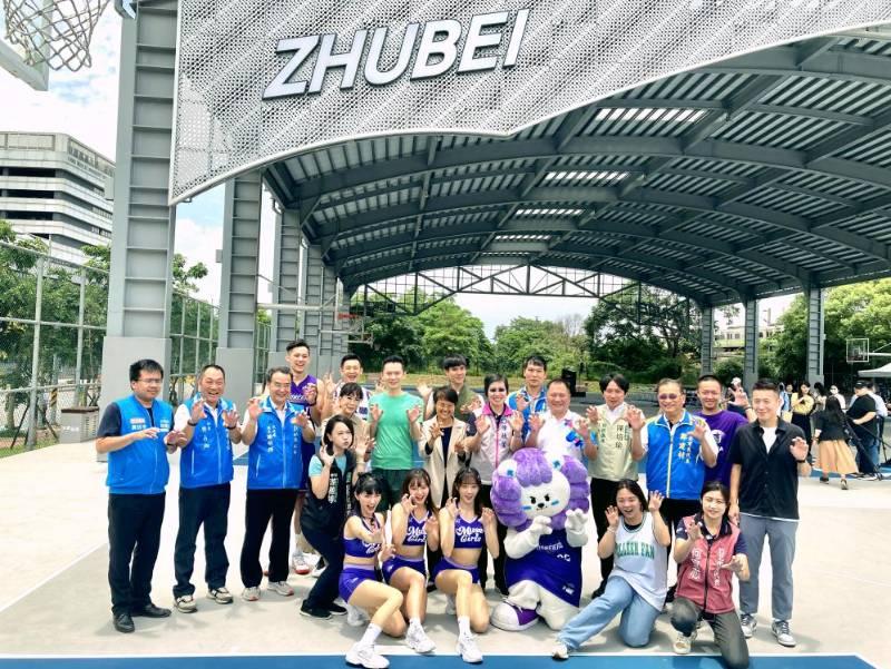 竹北市首座風雨籃球場啟用　鄭朝方市長偕明星球員鬥牛首發球賽